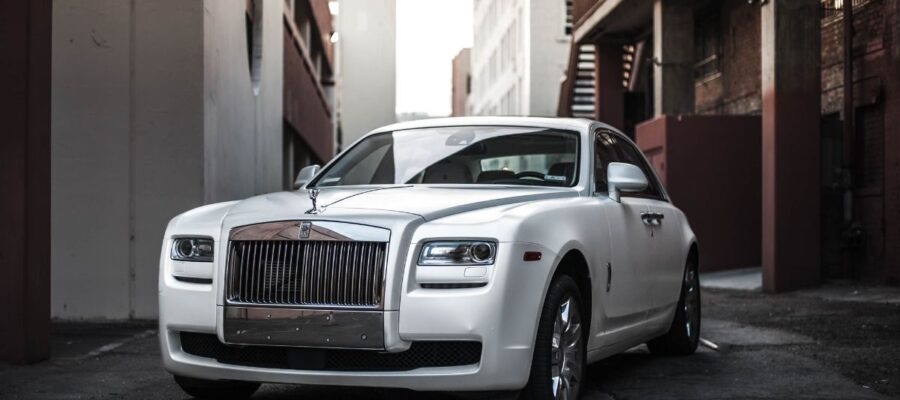 Discover the story of the legendary brand Rolls Royce 900x400 1